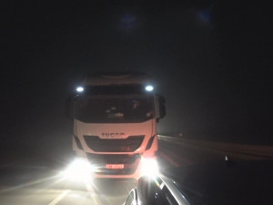 VIDEO: Kamion najížděl na osobák, videem se už zabývá policie