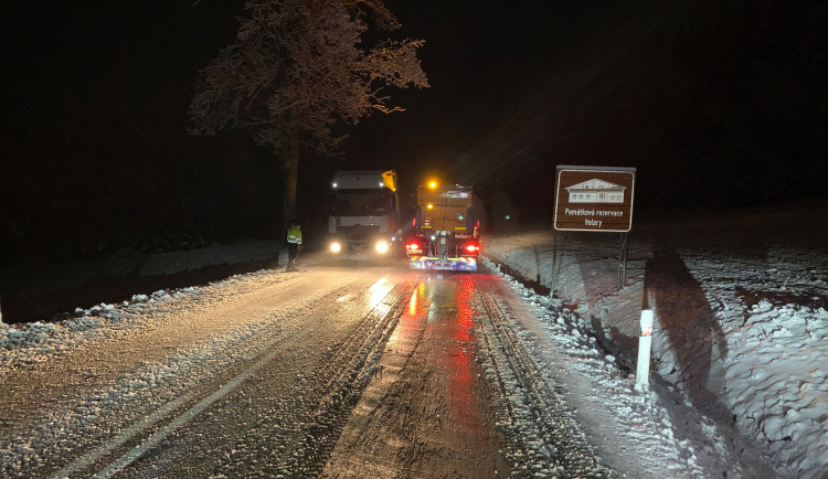 První letošní sníh v noci zkomplikoval dopravu na Strážný