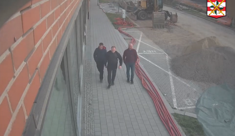 VIDEO: Útočníci zmlátili na Zvonařce stánkaře a hrozili mu podříznutím. Policisté hledají tři muže