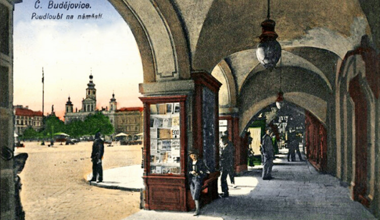 Průhled z podloubí záložny směrem k radnici v období 1. republiky.