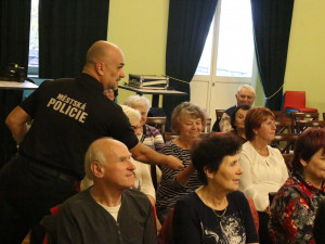 Jednotlivé scénky byly vždy doplněny odbornými komentáři přítomných policistů a strážníků.