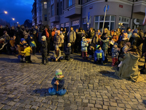 FOTO: Lidé se sešli u Jihočeského divadla, aby si připomněli 17. listopad 1989