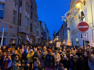 FOTO: Lidé se sešli u Jihočeského divadla, aby si připomněli 17. listopad 1989