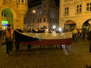 FOTO: Lidé se sešli u Jihočeského divadla, aby si připomněli 17. listopad 1989