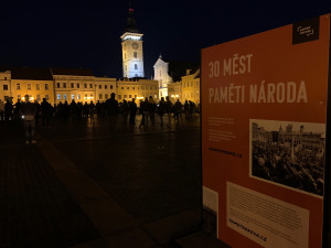 FOTO: Lidé se sešli u Jihočeského divadla, aby si připomněli 17. listopad 1989