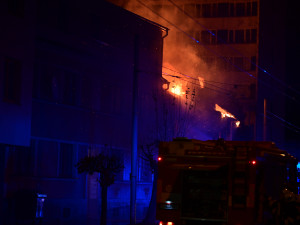 Hoří bývalý Cabaret v Průmyslové ulici. Na místě zasahují hasiči