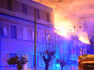 Hoří bývalý Cabaret v Průmyslové ulici. Na místě zasahují hasiči