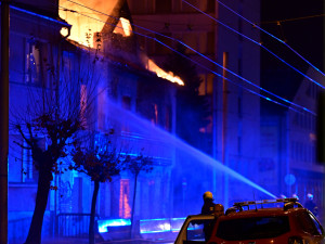 Hoří bývalý Cabaret v Průmyslové ulici. Na místě zasahují hasiči