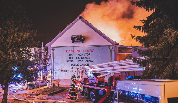 Hoří bývalý Cabaret v Průmyslové ulici. Na místě zasahují hasiči