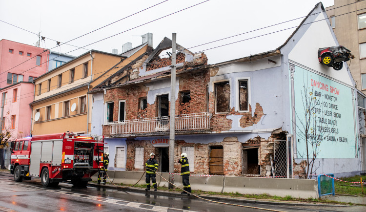 FOTO: Požár bývalého Cabaretu způsobil škodu za milion