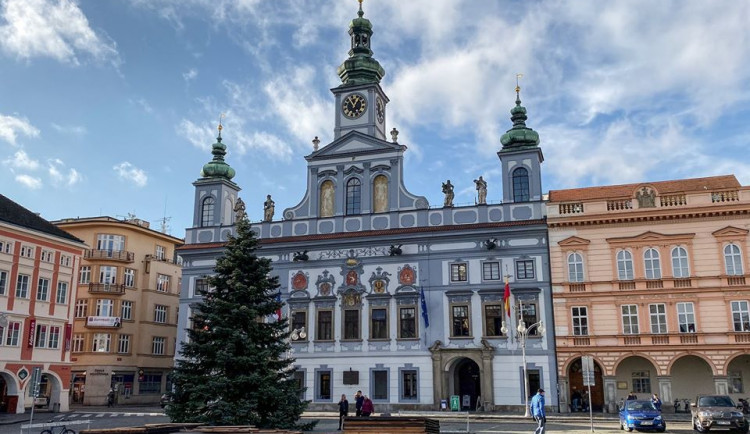 ANKETA: Budějcké náměstí už zdobí vánoční strom, rozsvítí se příští sobotu