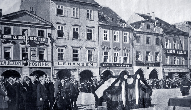 Západní strana náměstí s domy pod firmami za 1. republiky.