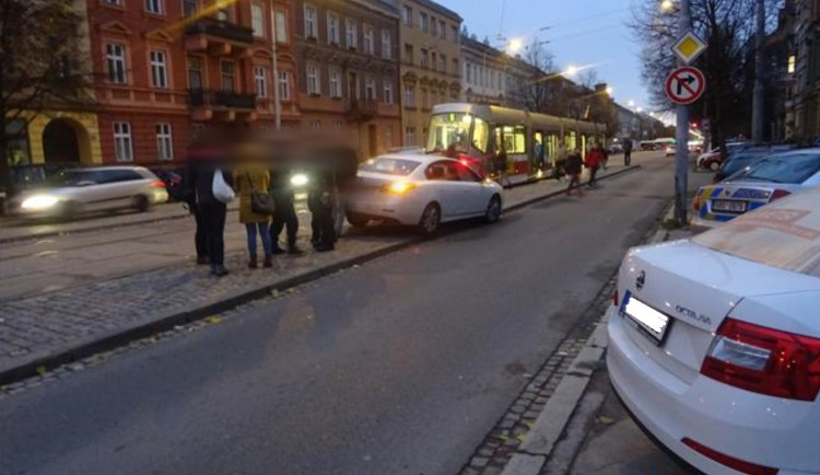 FOTO: Opilý řidič najel v Brně na zastávku plnou lidí