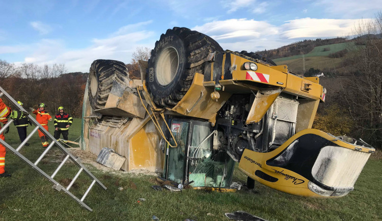 FOTO: U převráceného zemědělského stroje zasahovali hasiči s tankem