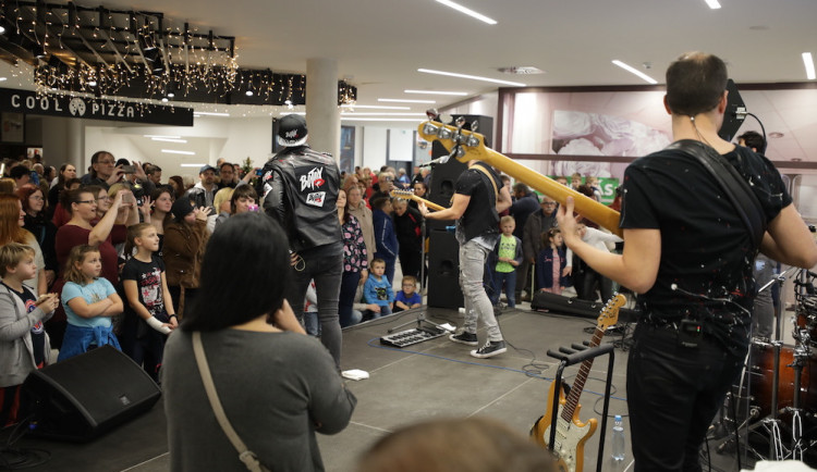 Stovky lidí dorazily na Podzimní slavnosti do nově zrekonstruovaného centra Čtyři Dvory