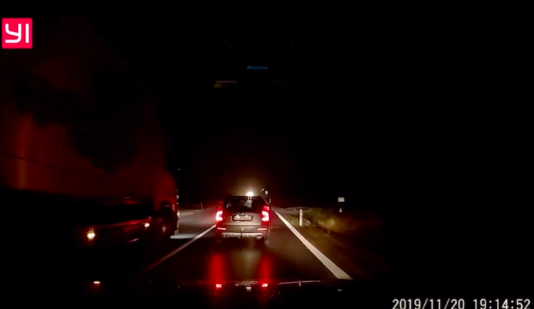 VIDEO: Náklaďák v protisměru o centimetry minul osobní auto, posádka osobáku skoro skončila ve stoce