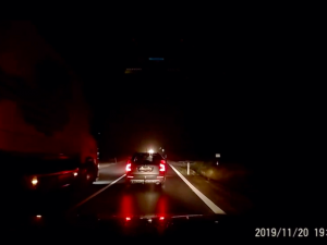 VIDEO: Náklaďák v protisměru o centimetry minul osobní auto, posádka osobáku skoro skončila ve stoce
