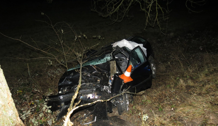 Při tragické dopravní nehodě na Českokrumlovsku zemřel řidič osobáku