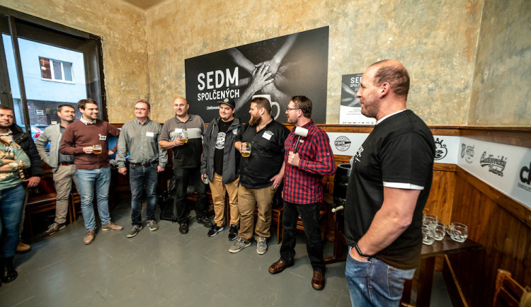 FOTO, VIDEO: Sedm sládků spojilo síly. Výsledkem je ležák z unikátního chmele