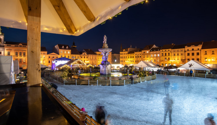 Jihočeský advent nabídne kluziště, výšivky šupinou i velbloudy