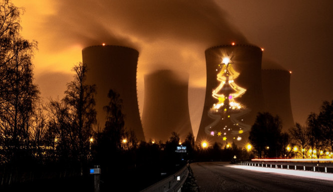 Poprvé ozdobil netradiční vánoční stromek temelínskou chladící věž v loňském roce