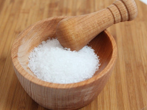 Češi solí příliš, zadělávají si na zdravotní problémy, varují lékaři
