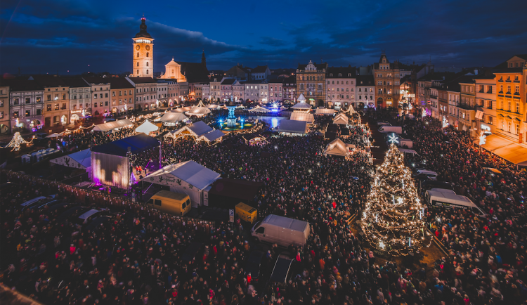 FOTO: Budějcké náměstí už zdobí rozsvícený vánoční strom