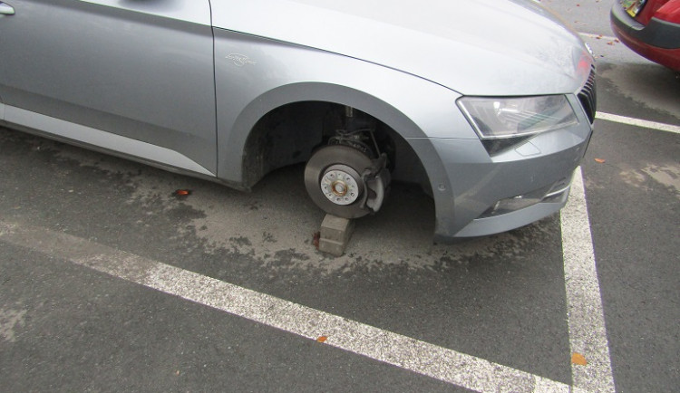 FOTO: Zloděj v Brně kradl novým škodovkám litá kola