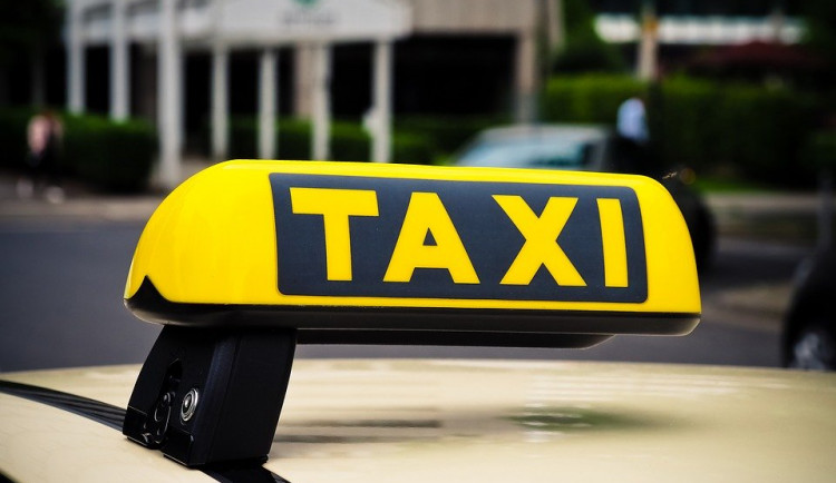 Pátého cestujícího naložil taxikář do kufru. Hrozí mu pokuta až 20 tisíc korun