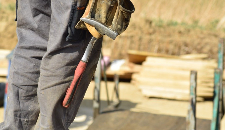 Nejvíce vážných pracovních úrazů bylo loni ve stavebnictví