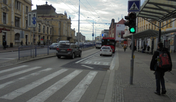 Autobusová zastávka na nádraží je opravená. Město získalo na projekt dotaci