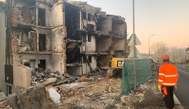 Zničený dům v Lenoře jde k zemi. Bourání potrvá nejdéle do Vánoc