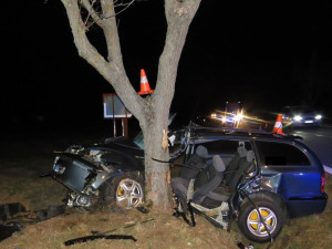 Jednadvacetiletý řidič nezvládl smyk a narazil do stromu. Letěl pro něj vrtulník