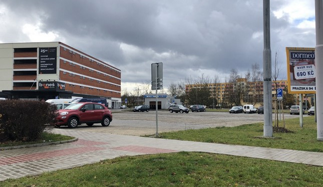 Místo kamionů zaparkují na Vltavě osobní auta