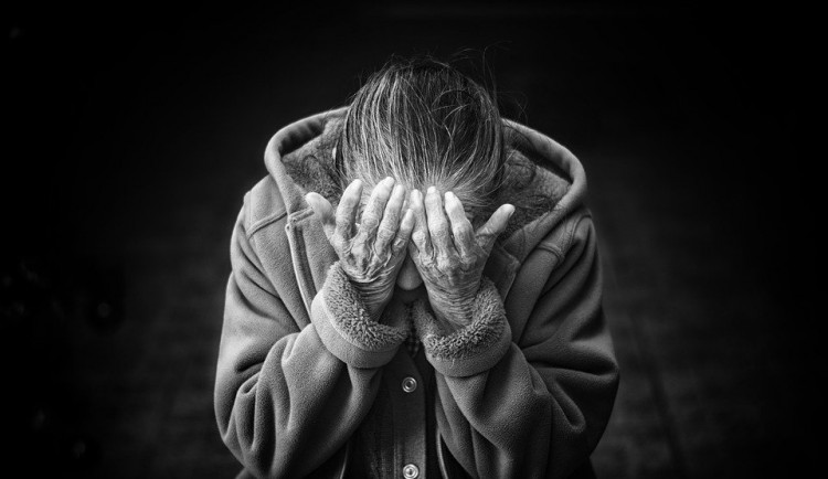 Seniorka si pustila do bytu cizího muže. Ten jí ukradl šperky za 12 tisíc korun