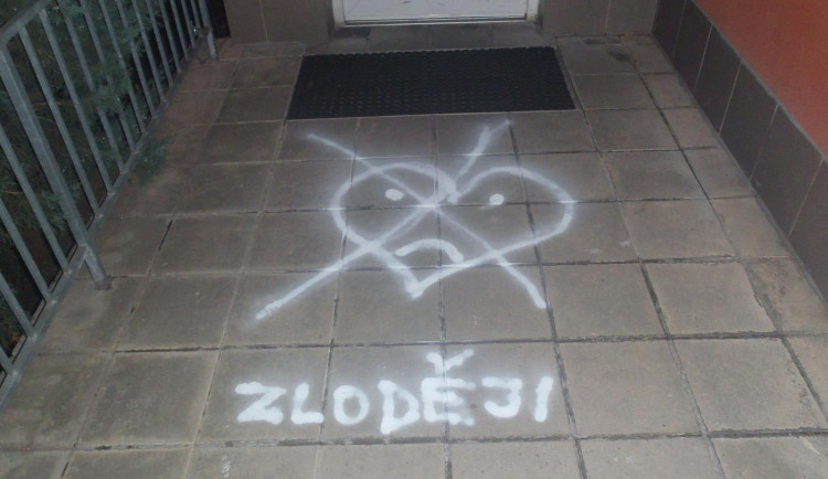 FOTO: Zloději. Před budovu v Brně někdo nasprejoval škrtnuté smutné srdíčko