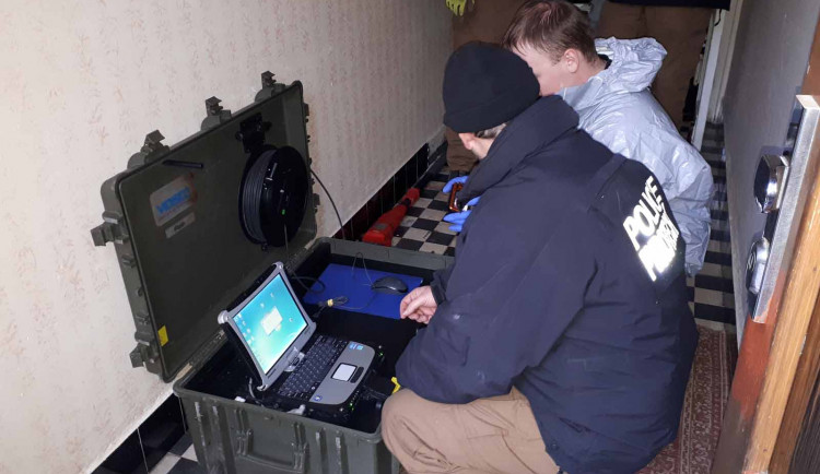 FOTO: V bytě plném chemikálií našli mrtvého muže. Podle sousedů to byl podivín, co měl rád chemické pokusy