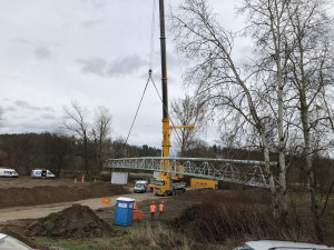 E.ON odstranil lávku u Zátaví. Plyn nově vede pod řekou