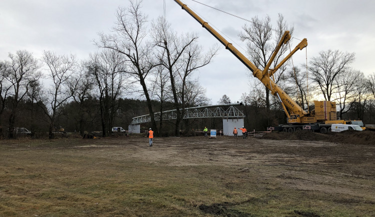 E.ON odstranil lávku u Zátaví. Plyn nově vede pod řekou