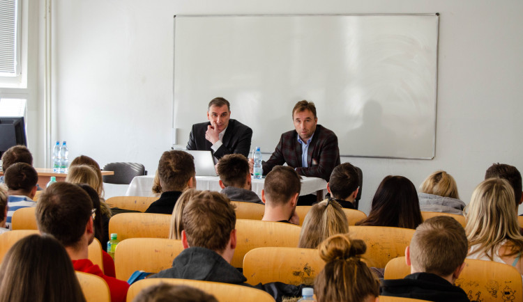 Šéf Národní agentury pro sport navštívil VŠTE. Debatoval se studenty a viděl unikátní projekt fotbalové akademie Dynama