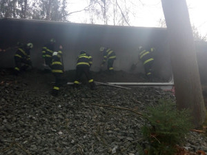 Při nehodě kamionu se vysypalo šest tun štěrku, hasiči na místě pracovali čtyři hodiny