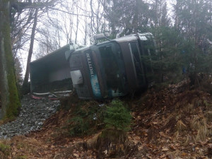 Při nehodě kamionu se vysypalo šest tun štěrku, hasiči na místě pracovali čtyři hodiny