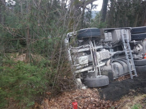 Při nehodě kamionu se vysypalo šest tun štěrku, hasiči na místě pracovali čtyři hodiny