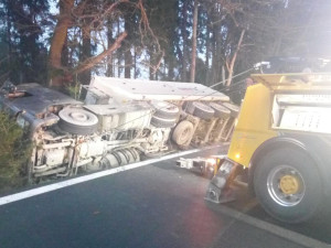 Při nehodě kamionu se vysypalo šest tun štěrku, hasiči na místě pracovali čtyři hodiny