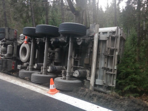Při nehodě kamionu se vysypalo šest tun štěrku, hasiči na místě pracovali čtyři hodiny