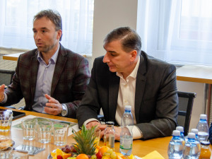 Šéf Národní agentury pro sport navštívil VŠTE. Debatoval se studenty a viděl unikátní projekt fotbalové akademie Dynama