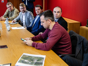 Šéf Národní agentury pro sport navštívil VŠTE. Debatoval se studenty a viděl unikátní projekt fotbalové akademie Dynama