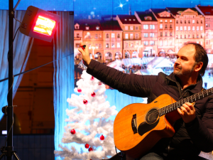 Ivan Hlas nešetřil na budějckém náměstí úsměvy