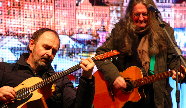 Ivan Hlas nešetřil na budějckém náměstí úsměvy