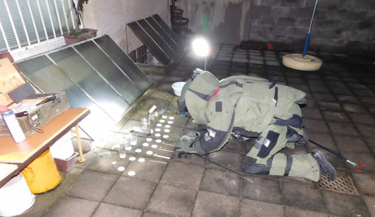 VIDEO: Zemřelý muž ze Šámalovy měl v bytě tolik výbušnin, že by rozmetaly celé domy v ulici